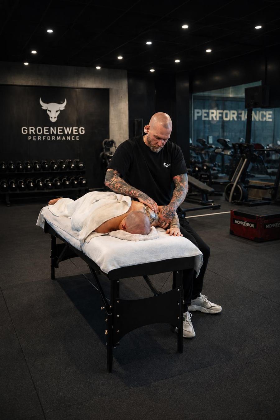 Sportmasseur Ronald Groeneweg behandelt de schouder van een sporter tijdens een sportmassage in Bergschenhoek